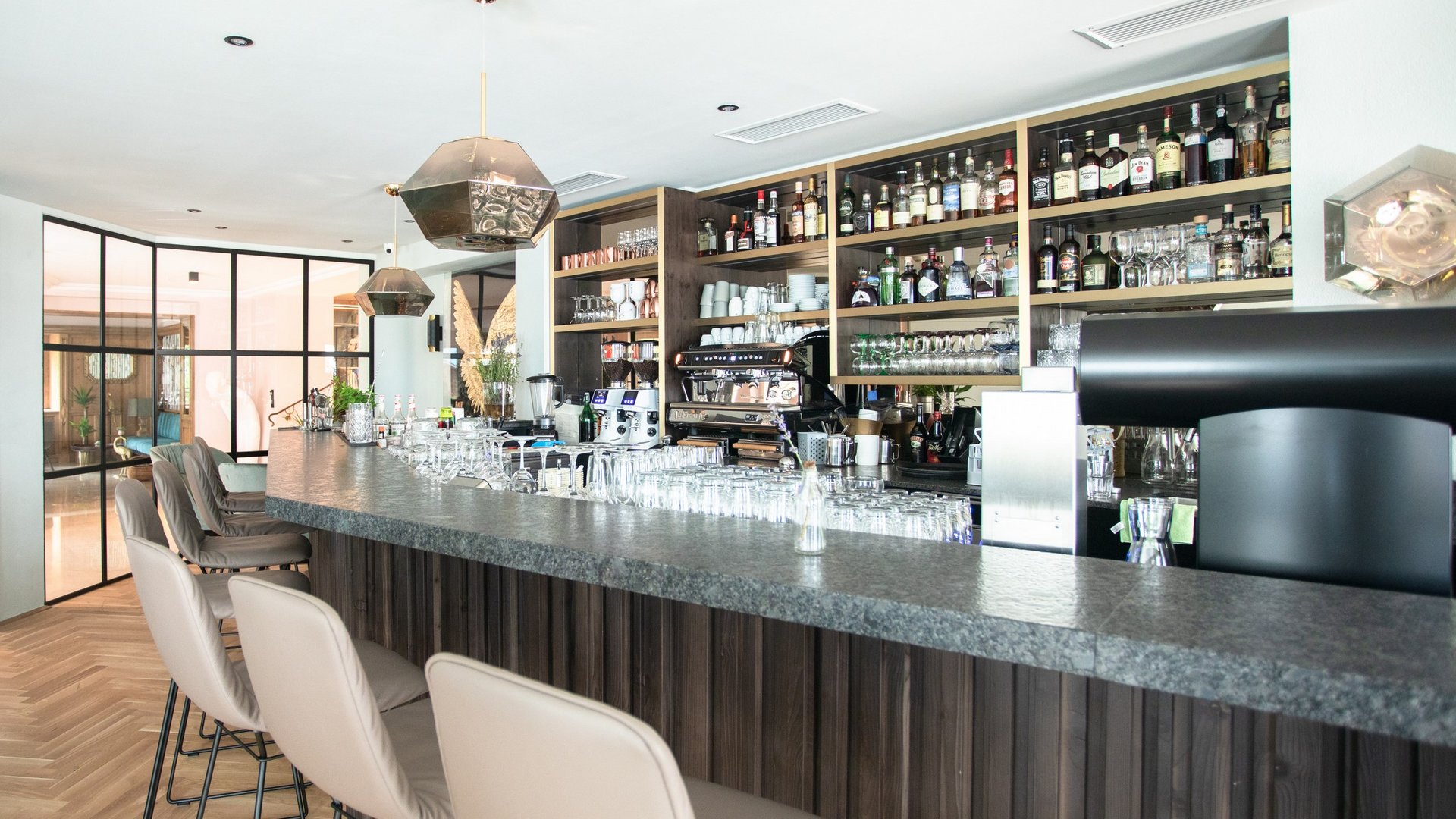 Elegante Hotelbar Stilvolle Bar mit moderner Einrichtung und gut bestückten Regalen voller Spirituosen.