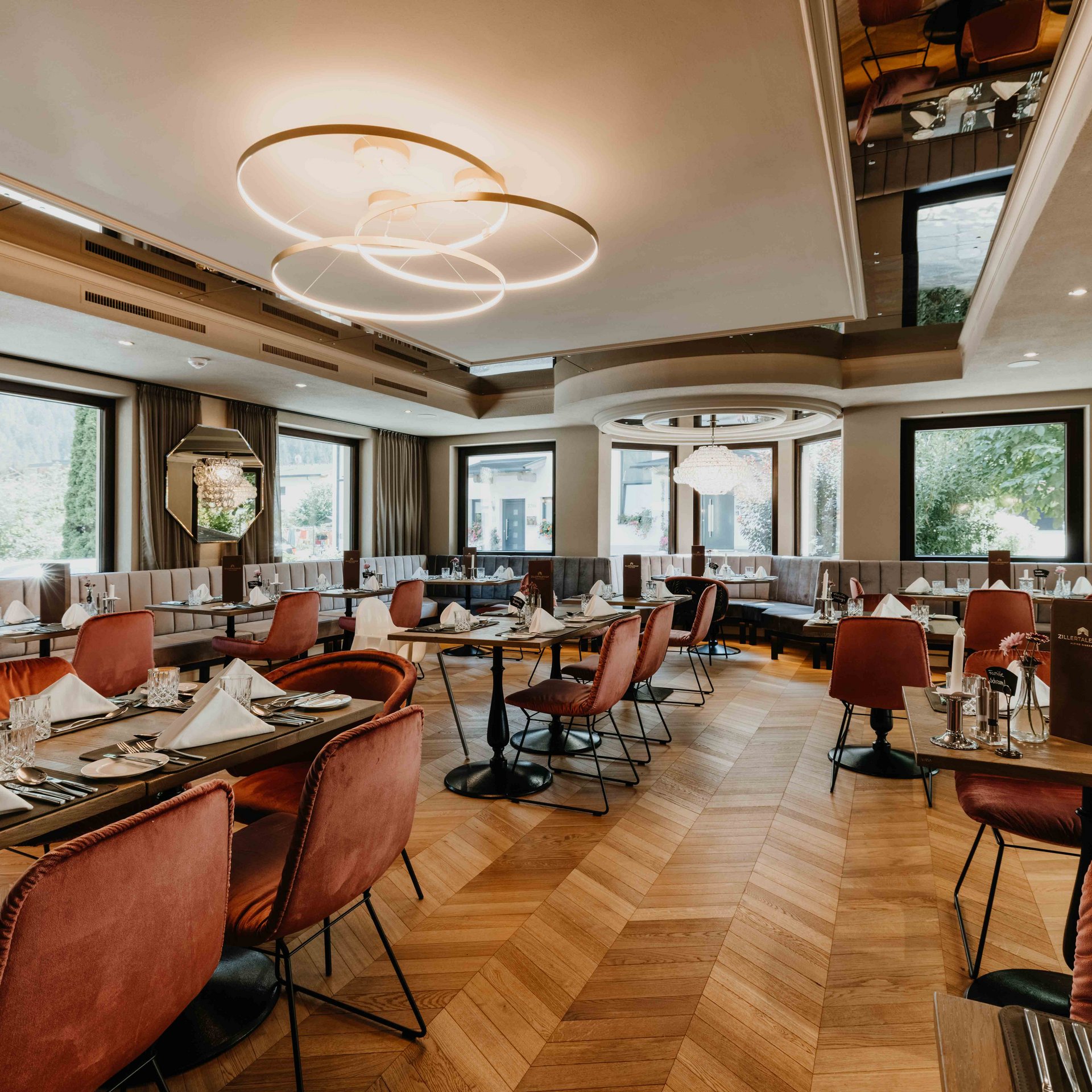 Elegantes Restaurantambiente Stilvoll eingerichtetes Restaurant mit gedeckten Tischen und einladender Beleuchtung.